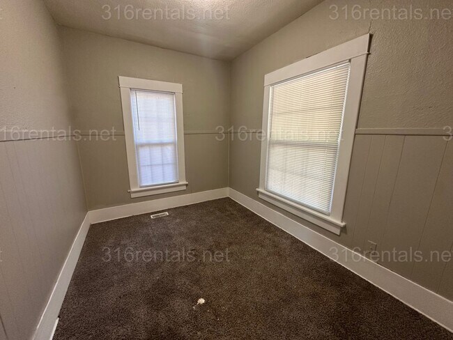 Building Photo - $1200 - 3 bedroom 1 bath - Single Family Home