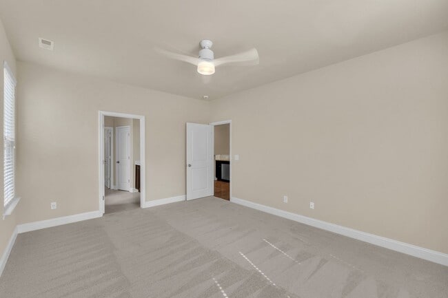 Building Photo - 4 Bedroom Home with 2 Car Garage & Fenced Yard!