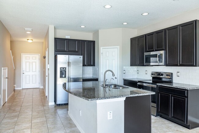 Building Photo - Beautiful Riverview Townhome