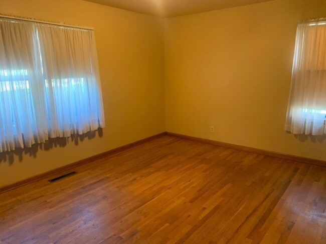 Building Photo - 3 bedroom, 1.5 Bath Home located near Skyv...