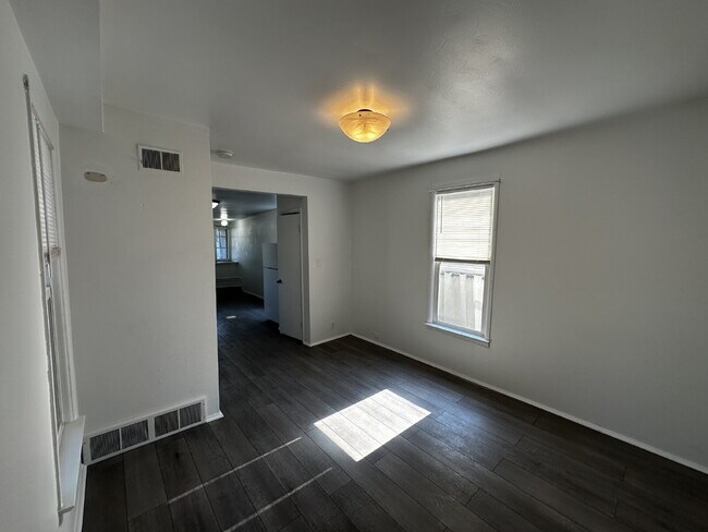 Building Photo - "Charming 1-Bed Oasis in Denver's Heart – Cozy Comforts!"