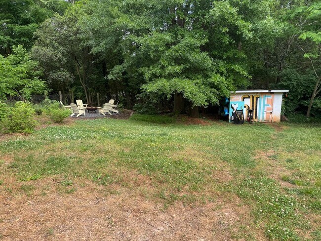 Building Photo - Awesome Home Near Downtown Athens!