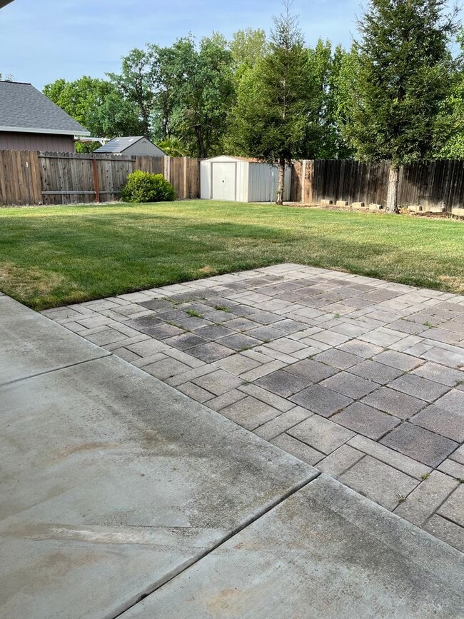 Building Photo - 4 BED 2 BATH LOCATED IN THE RAVENWOOD SUBDIVISION