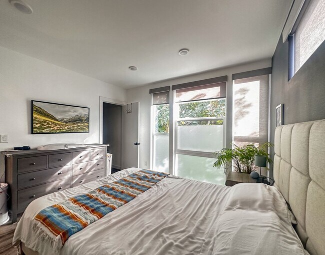 Building Photo - Modern 3 bed/ 2.5 bath townhome in Ballard!