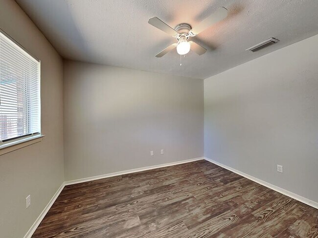 Building Photo - 833 Stanford Dr