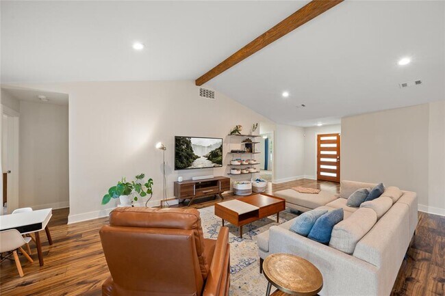 Building Photo - 4902 Pelham Dr