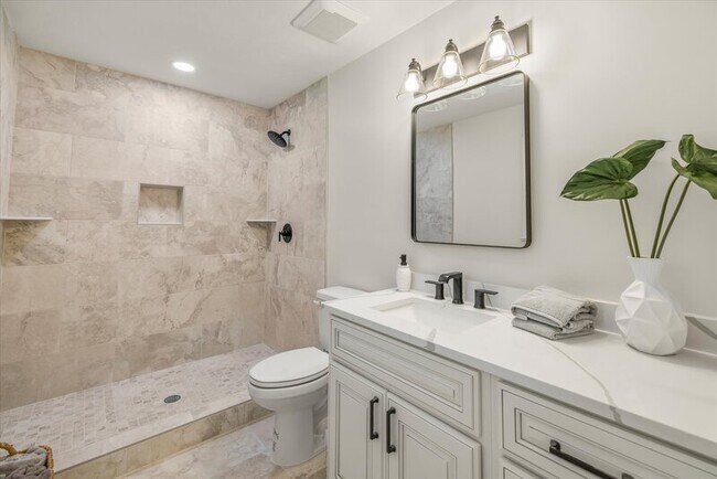 Building Photo - 3109 Shamrock St S