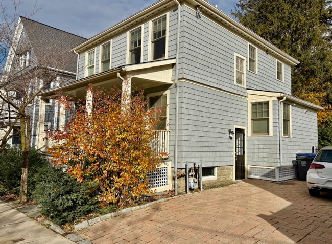 Building Photo - 7 Standish St