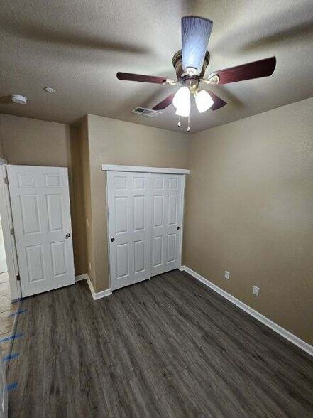 Building Photo - 5620 Bloom Dr