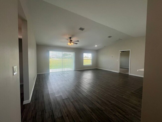 Building Photo - 3 bedroom/ 2 bath in NE Cape Coral- Gator CIrcle - Available Now