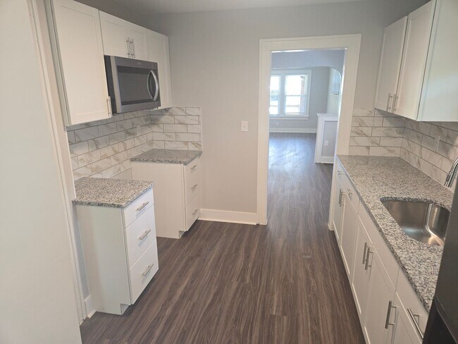 Building Photo - 3 Bedroom 1 Bathroom Single Family Cape Co...