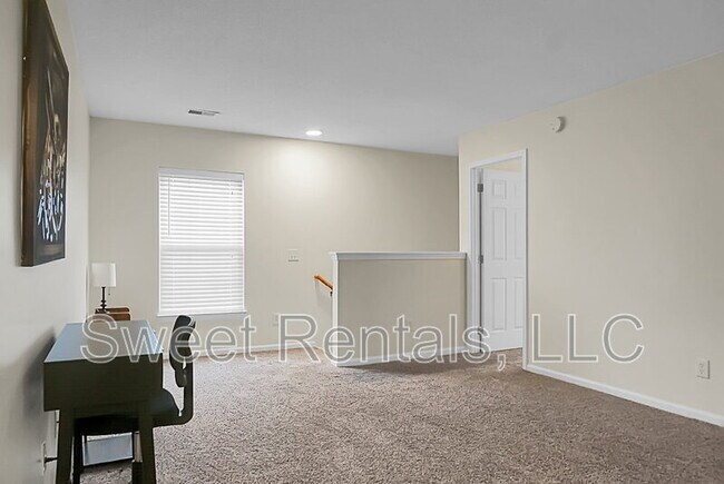 Building Photo - 124 Larkspur Dr