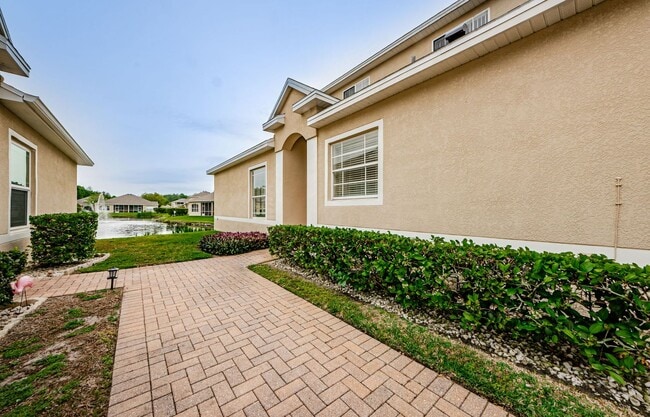 Building Photo - Beautiful 4 bedroom 3 bath townhome