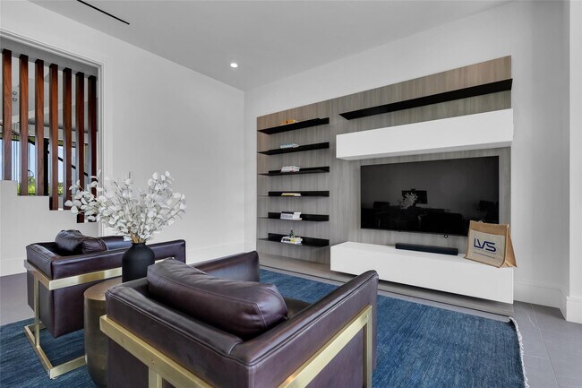 Building Photo - 1730 SE 13th St