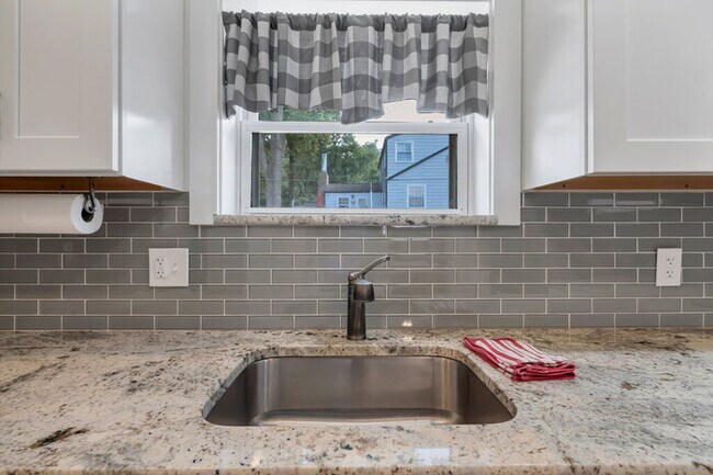 Building Photo - 631 Clover Ln