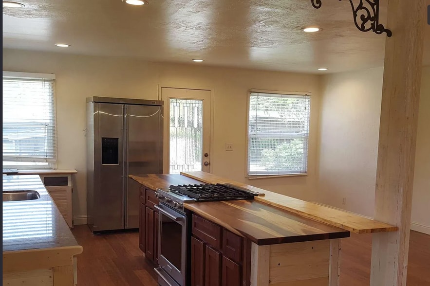 Building Photo - 699 Lottie St