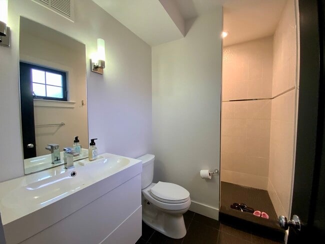 Building Photo - 65 Broadway