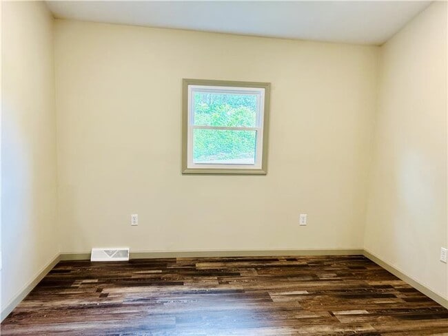 Building Photo - 466 Efts Ln