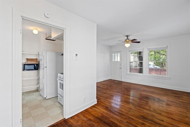 Building Photo - 204 W 43rd St