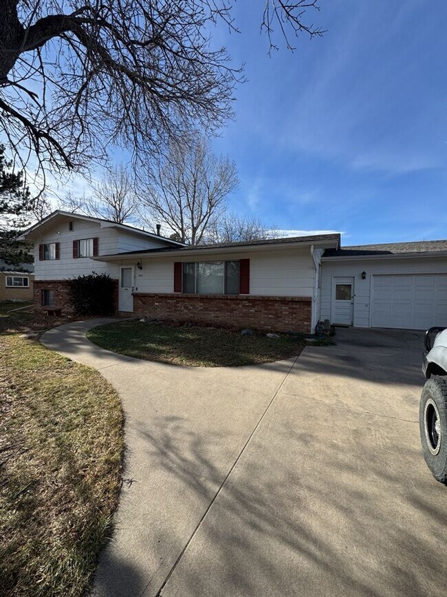 Building Photo - STUDENTS WELCOME! 5-Bedroom / 3-Bathroom Tri-Level Home Two Miles from CSU