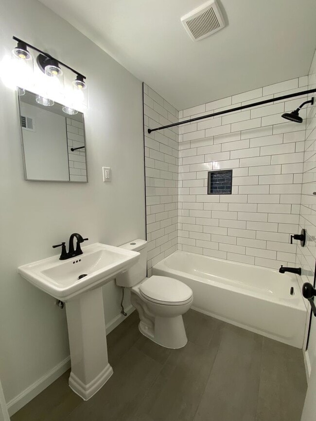 Building Photo - 2 bedroom 1 bath recently renovated near Broad Ave Arts District