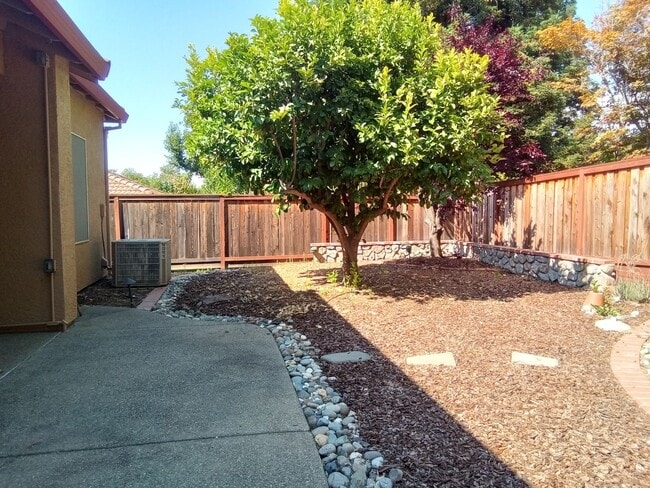 Building Photo - Gated: Single Story Heritage Oaks 3 Bedroom Plus Office/Den 3 Car Garage with lots of built in fo...