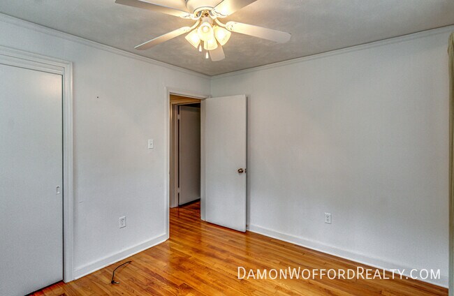 Building Photo - 1827 Parkridge Dr