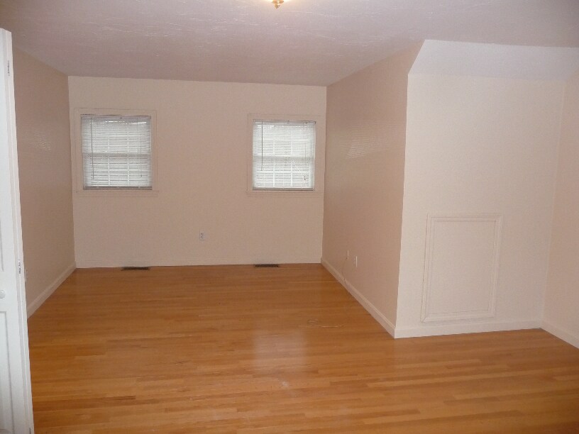 Building Photo - 104 Pond St