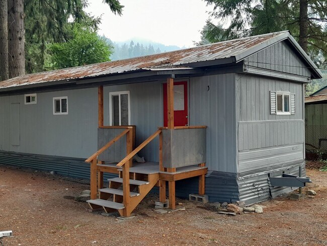 Building Photo - 1/2 off 1st Month's Rent ! Country Setting Single Wide Manufactured Home Silverbrook RV Park