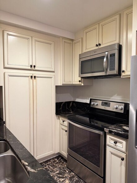 Building Photo - 8710 Delgany Ave