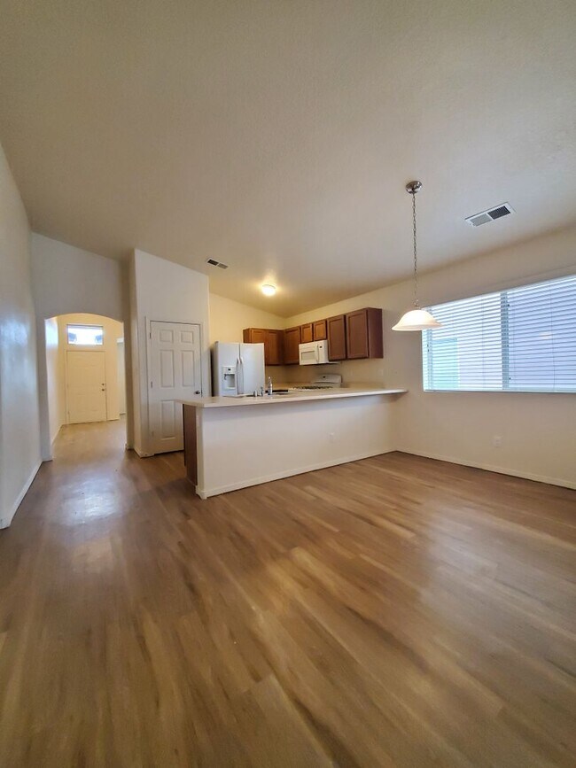 Building Photo - 3 bed 2 bath 1800 sq ft in Huning Ranch!