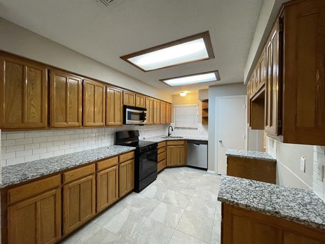 Building Photo - 6109 Kingswood Dr