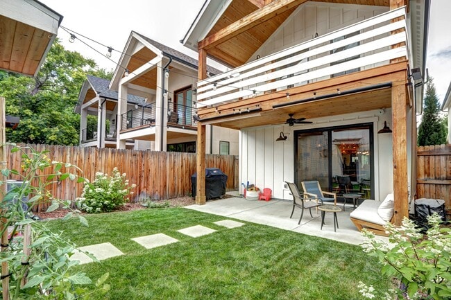 Building Photo - 3263 Perry St