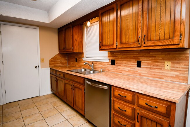 Building Photo - Well-maintained 3-bedroom, 2-bath ranch-style home