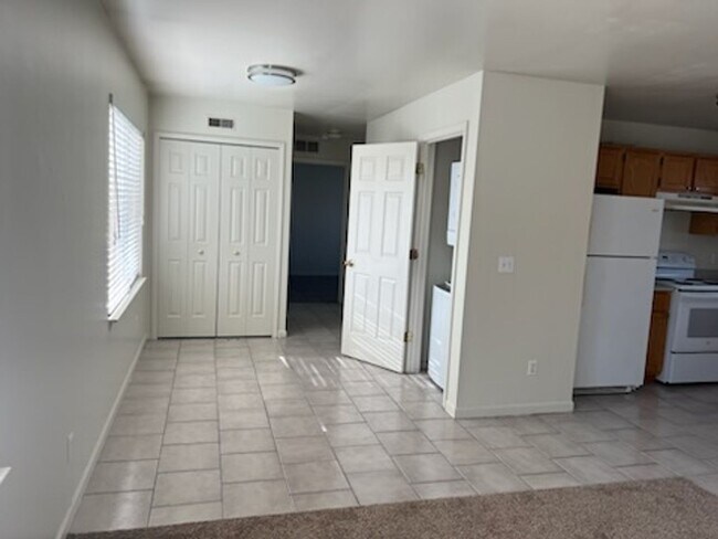 Building Photo - Roseville 8 Unit