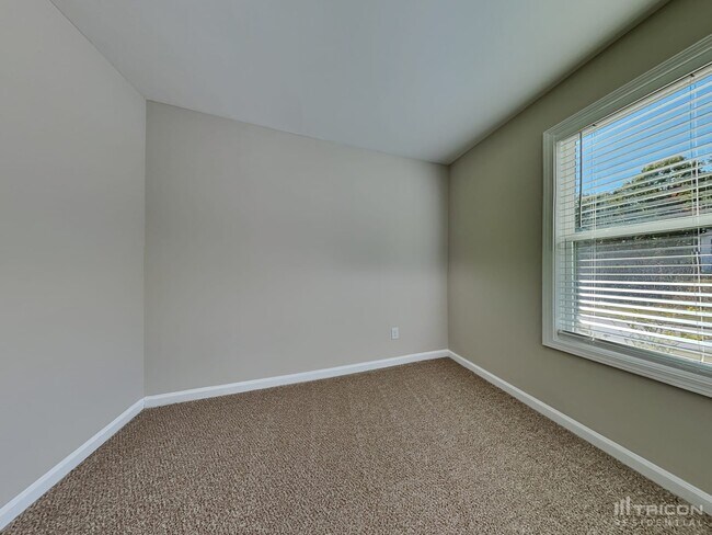 Building Photo - 61 Pamela Way