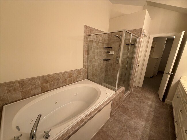 Building Photo - 8715 Meadowcroft Dr