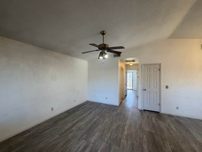 Building Photo - DARLING TOWNHOME FOR RENT!