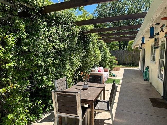 Building Photo - Pretty 3x2 Novato home