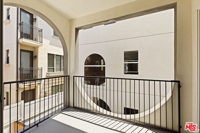 Building Photo - 738 N Vendome St
