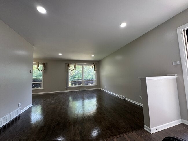 Building Photo - 15300 Harper Ave