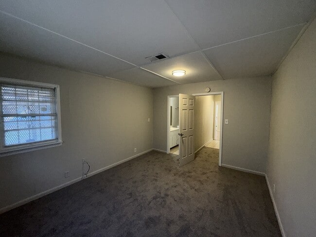 Building Photo - 5325 Queen Mary Ln