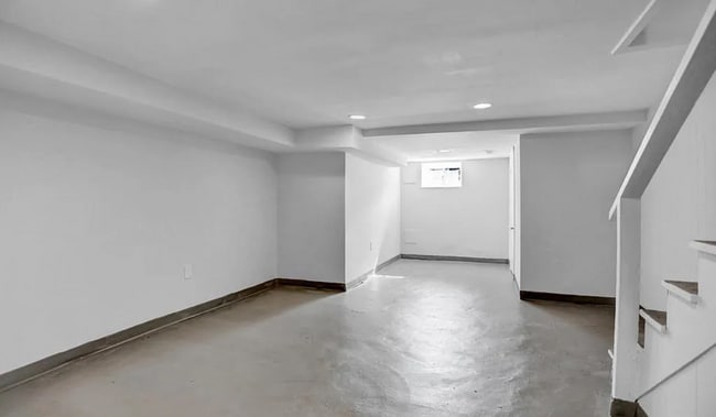 Building Photo - Townhome available in a convenient location.