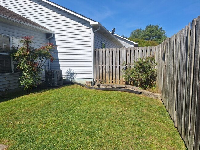 Building Photo - One level living in NorthWest Knoxville