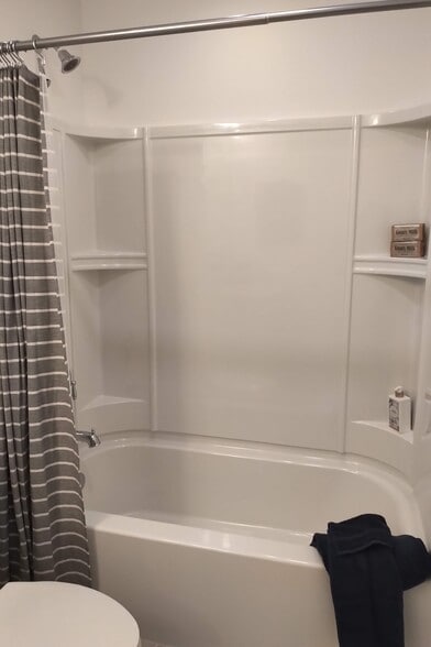 Master Bath shower/tub - 6111 Fairmont Ln