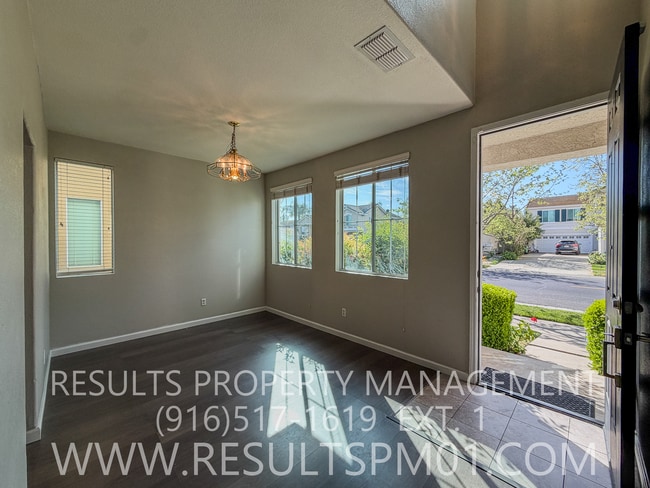 Building Photo - Lovely 4 Bedroom Home in Great Neighborhood