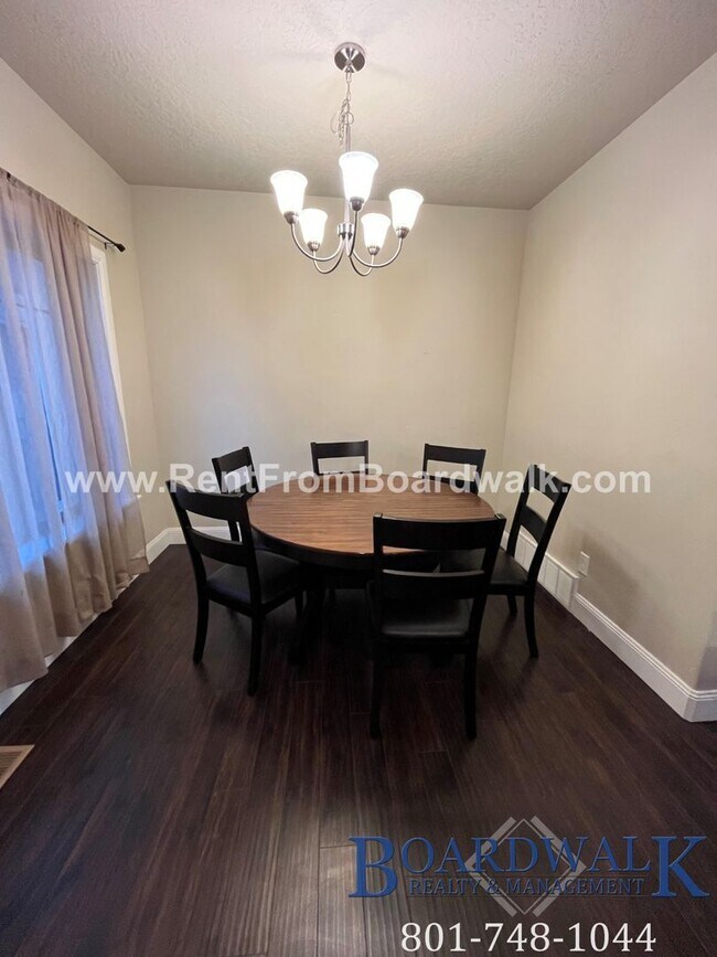 Building Photo - Spectacular 3 bed 2.5 bath in Highland