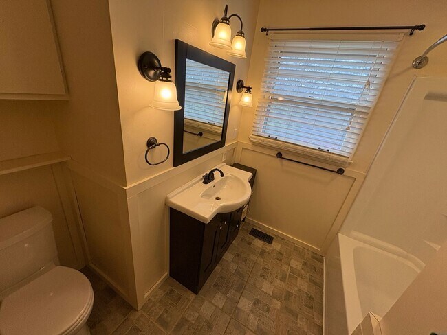 Building Photo - FOR LEASE- SINGLE FAMILY HOME IN HERMITAGE!