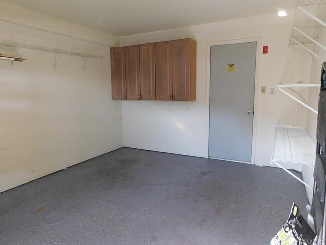 Building Photo - 729 Hewitt Ln