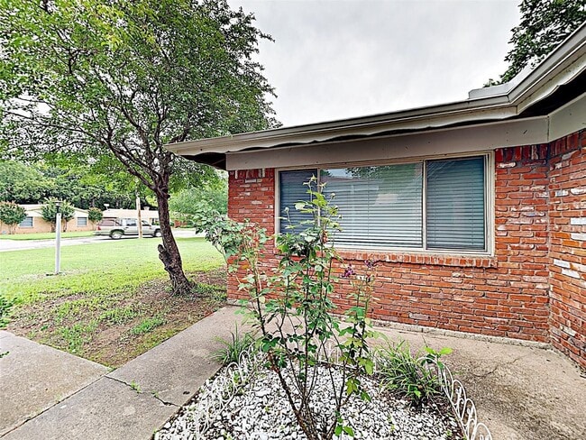 Building Photo - Adorable One-Story Brick Home in East Gree...